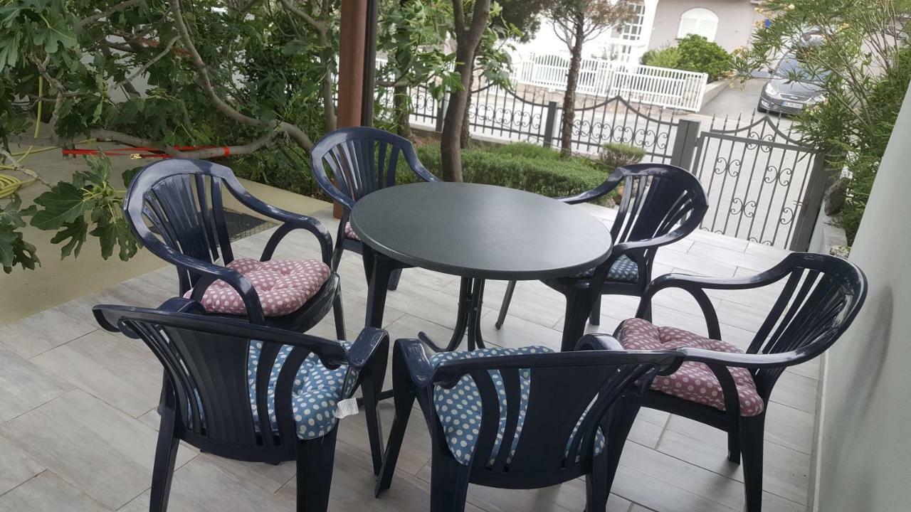 Apartman Zahira Karlobag Exterior foto